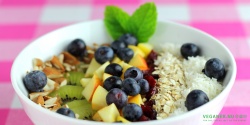 Breakfast Bowl med bananyoghurt, gryn, nødder og frugt