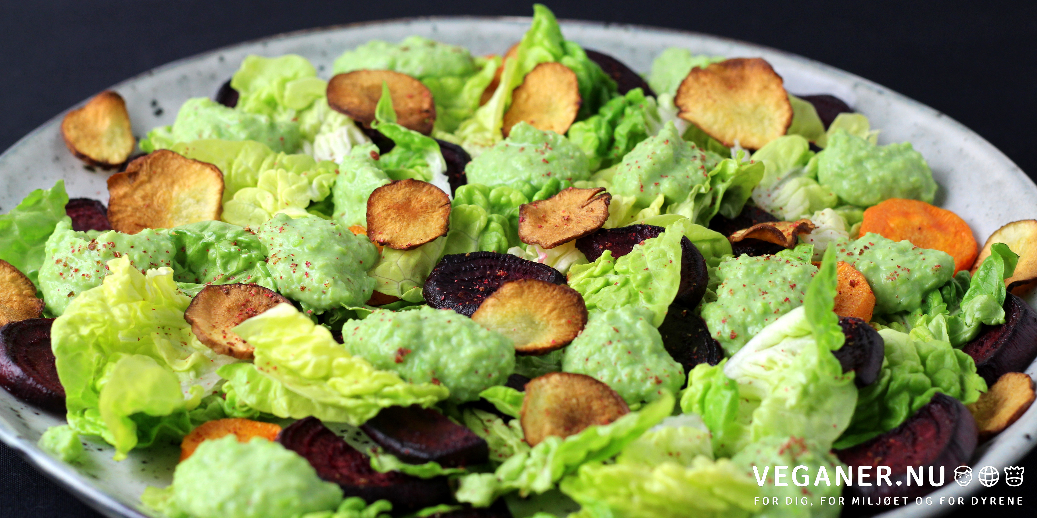 Veganer.nu-bagt rodfrugtssalat med grov ærtepure og jordskokkechips